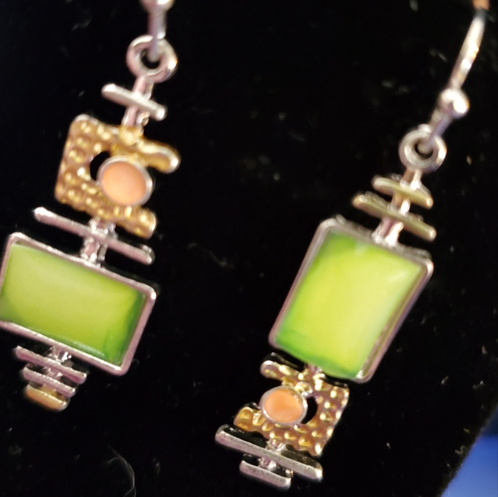 Dangling Earrings - Picture 4 of 5
